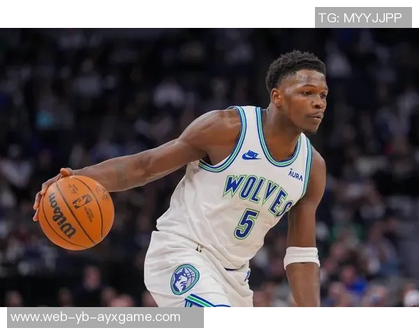 爱德华兹表现出色半场8投4中三分球命中率高达60贡献16分4篮板